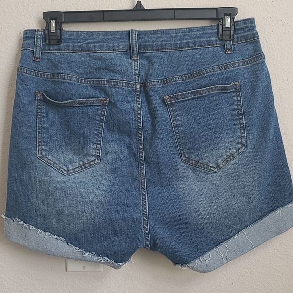 PLUS SIZE SHEIN WOMAN'S JEAN SHORTS - Picture 5 of 10